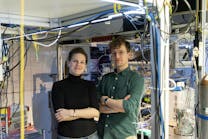 Birgit Stiller and Steven Becker in the lab with their setup.
